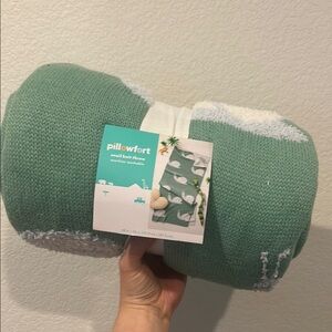 Pillowfort Green Knit Blanket